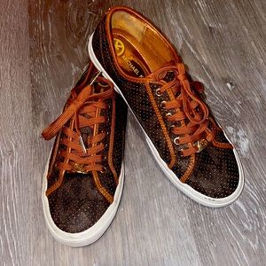 MICHAEL Michael Kors.